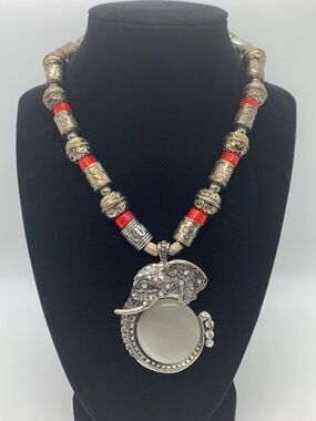 Stainless steel chain with elegant pendant white Acrylic center